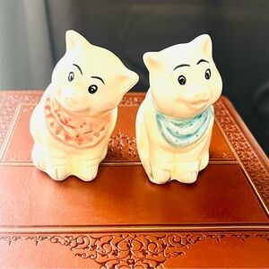 Vintage 1994 Pig Salt & Pepper Shakers. Approx 2 1/2" tall.